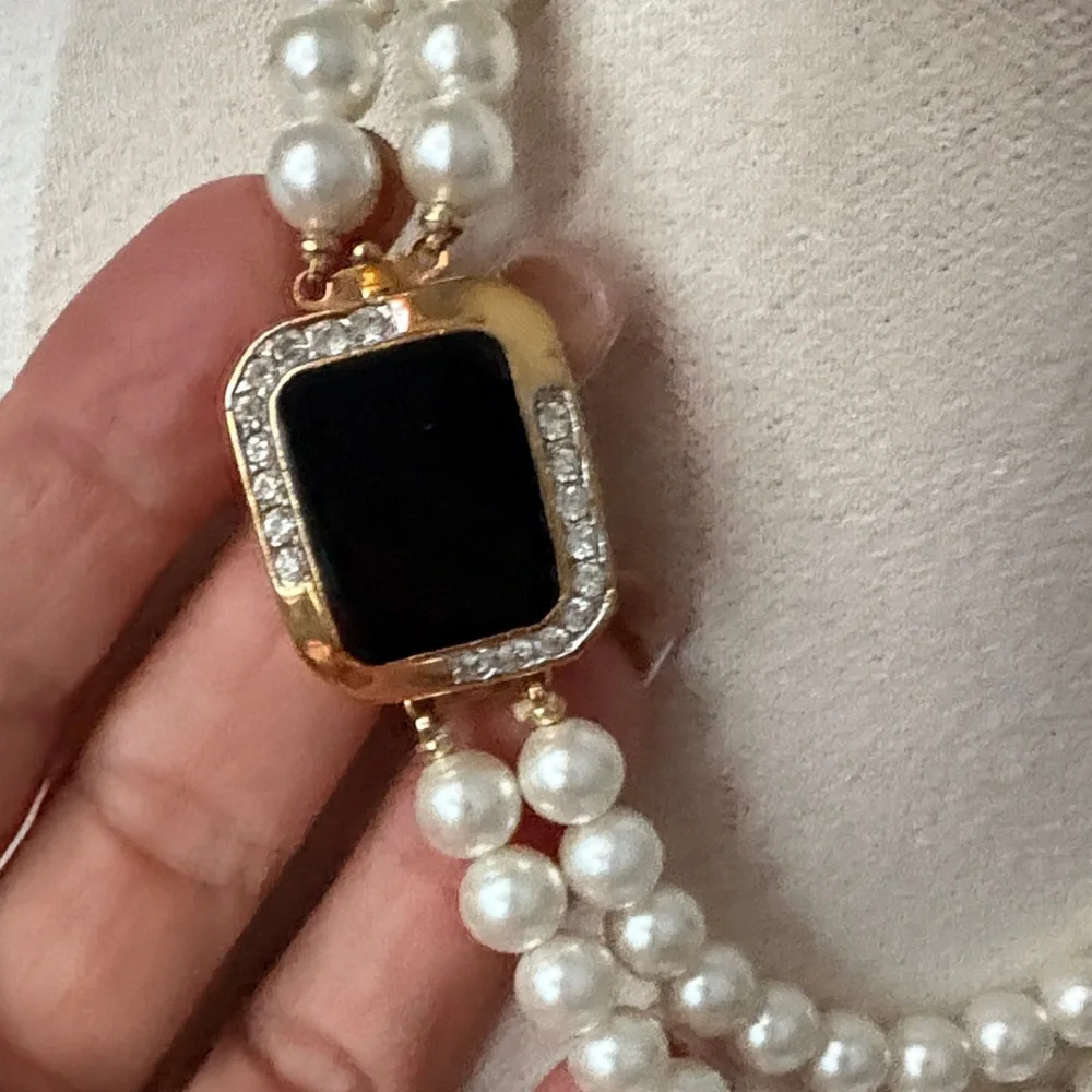 Elegant Pearl Necklace with Black and Gold Accent - Picture 3 of 8